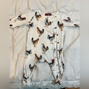 Milkbarn: Chicken Organic Cotton Snap Footed Romper

.